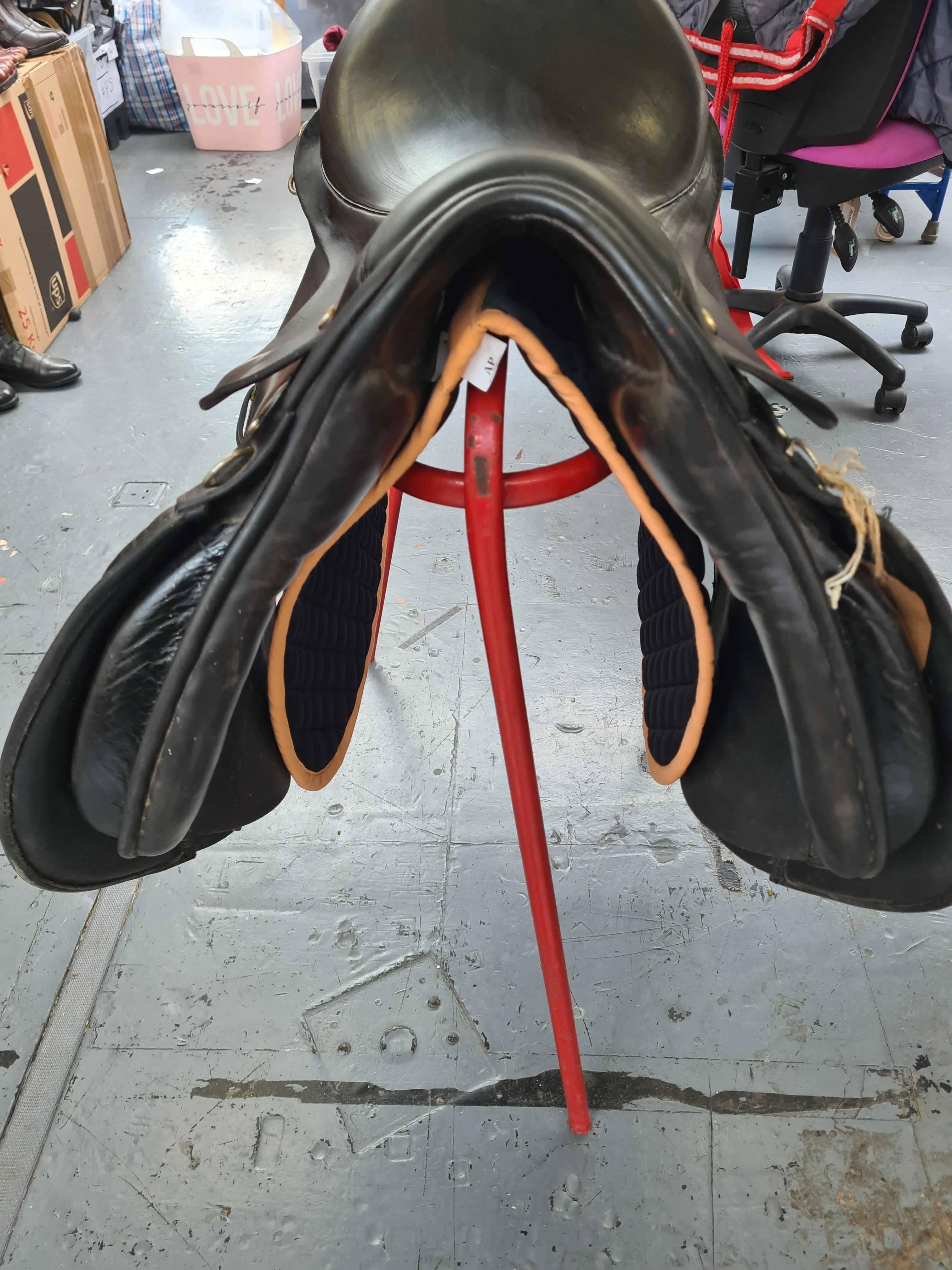 Crosby 17.5" leather GP medium Wide saddle